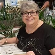 Professora de Inglês com vasta experiência em aulas presenciais para crianças, adolescentes e adultos